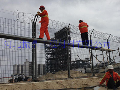 青海省江北化工廠廠區(qū)圍墻采用刀片刺繩隔離網(wǎng)-10公里